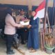 Kapolsek Jaya Baeu, Iptu Murni, saat menyerahkan bantuan masa panik kepada Bripka Said Jamal, yang menjadi salah satu korban kebakaran di Asrama Polisi Lamteumen II, Senin (5/8) malam. (Waspada/Zafrullah)