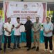 Ketua Bawaslu Tapsel Taufik Hidayat (4 kanan) didampingi Kordiv HP2H Bawaslu Tapsel Vernando Maruli Aruan (3 kanan) foto bersama dengan Ketua KPU Tapsel Zulhajji Siregar (3 kiri) dan 4 anggota KPU Tapsel yakni Efendi Rambe, Fany Daulad Siregar, Khoirun Sholih Harahap, Yassir Husein Pardede, Senin (12/8). Waspada/ist.