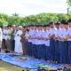 Ribuan siswa-siswi di Lhoknga melakukan Shalat Istisqa yang diinisiasi oleh Disdikbud Aceh Besar dan dipusatkan di lapangan Carlos Lhoknga, Kabupaten Aceh Besar, Selasa (6/8). (Waspada/Ist)