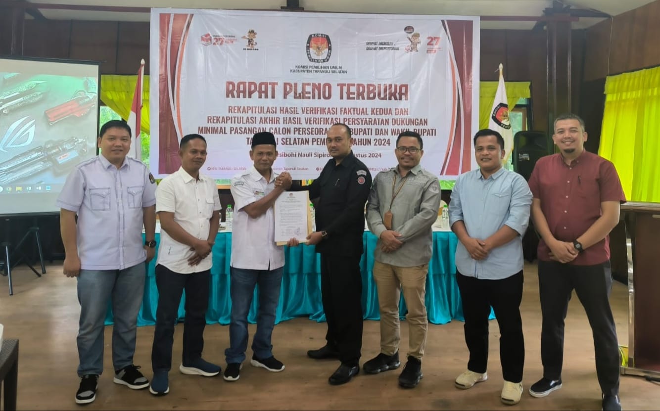 Ketua Bawaslu Tapsel Taufik Hidayat (4 kanan) didampingi Kordiv HP2H Bawaslu Tapsel Vernando Maruli Aruan (3 kanan) foto bersama dengan Ketua KPU Tapsel Zulhajji Siregar (3 kiri) dan 4 anggota KPU Tapsel yakni Efendi Rambe, Fany Daulad Siregar, Khoirun Sholih Harahap, Yassir Husein Pardede, Senin (12/8). Waspada/ist.