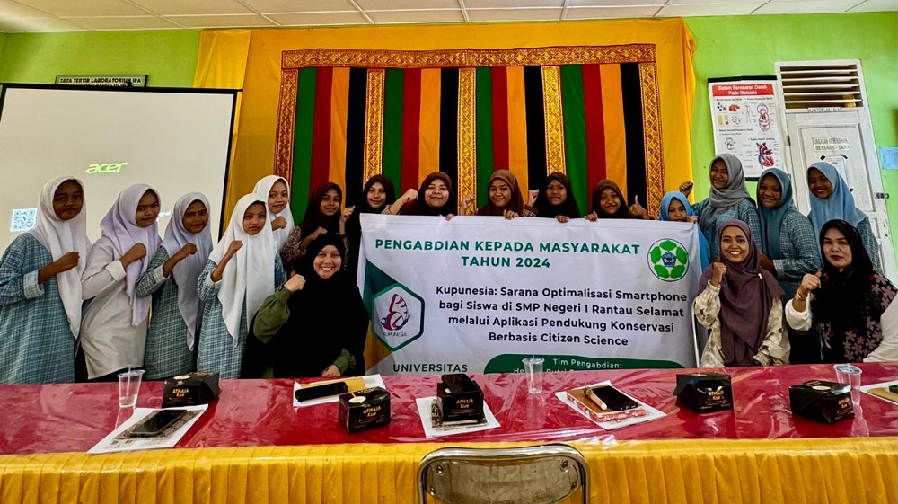Tim PKM Universitas Samudra (Unsam) saat melaksanakan edukasi konservasi melalui pengenalan aplikasi berbasis Citizen Science Kupunesia sebagai Sarana Optimalisasi Smartphone bagi siswa di SMP Negeri 1 Rantau Selamat, Aceh Timur. Waspada/ist