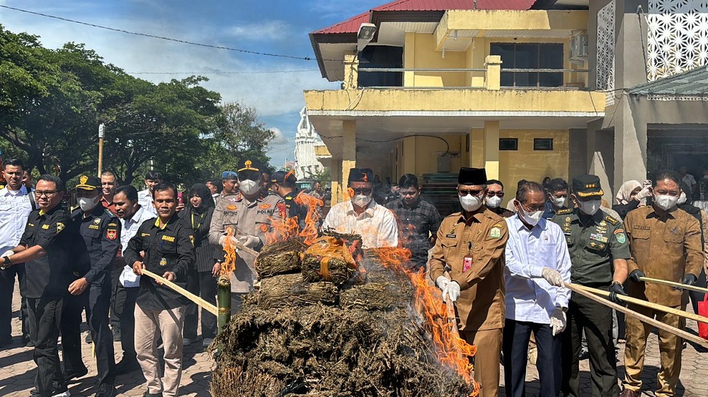 Polda Aceh saat melaksanakan pemusnahan barang bukti berupa sabu 226 kg dan ganja 1,2 ton hasil pengungkapan Ditresnarkoba dan Polres jajaran tiga bulan terakhir di depan Aula Presisi Polda Aceh, Selasa (6/8). Waspada/ist