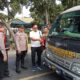 Humas PT. KIP Yudha Purbaya bersama dengan Camat Aeknatas saat pembagian bendera pada pengguna jalan, Senin (5/8). Waspada/Ist