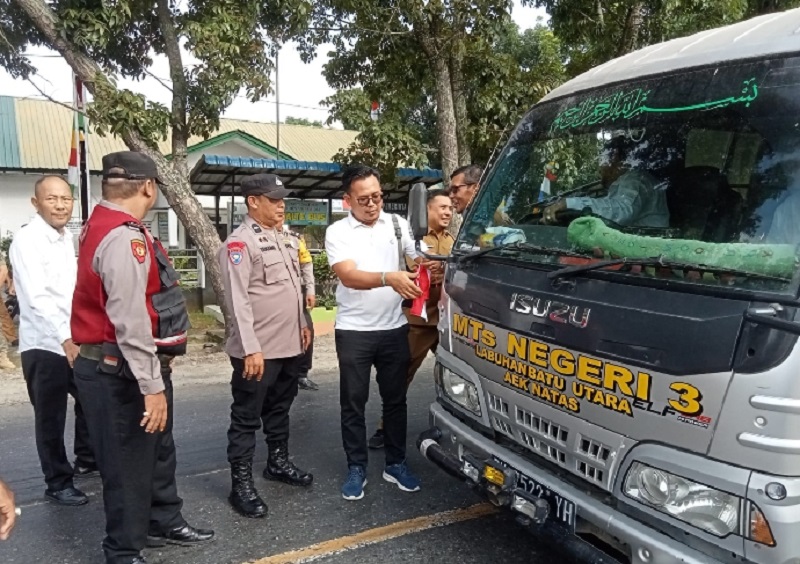 Humas PT. KIP Yudha Purbaya bersama dengan Camat Aeknatas saat pembagian bendera pada pengguna jalan, Senin (5/8). Waspada/Ist