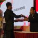 Pj Wali Kota Langsa, Syaridin saat menerima duplikat Bendera Pusaka dari Sekretaris Utama BPIP, Dr. Tonny Agung Arifianto, di Balai Samudera Kelapa Gading, Jakarta Utara, Selasa (6/8). Waspada/Ist