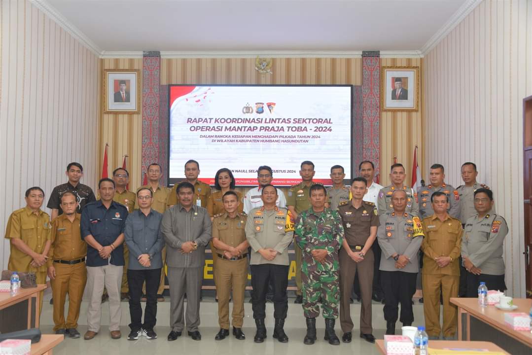 KAPOLRES Humbahas AKBP Hary Ardianto, SH., SIK., MH foto bersama usai Rakoor Lintas Sektoral Operasi Mantap Praja Toba 2024. Waspada/Ist