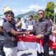 Pemkab Toba beserta jajaran Forkopimda membagikan bendera merah putih dalam rangka gerakan pembagian 10 juta bendera yang digagasi Kementrian Dalam Negeri di Bundaran Balige, Kamis (1/8). Waspada/Ist