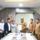 Plh Ketua KIP Banda Aceh, Hasbullah Yunur, menyerahkan dokumen admistrasi pengangkatan anggota DPRK Banda Aceh hasil Pileg 2024 kepada Asisten I Pemko Banda Aceh, Bachtiar. (Waspada/Zafrullah)