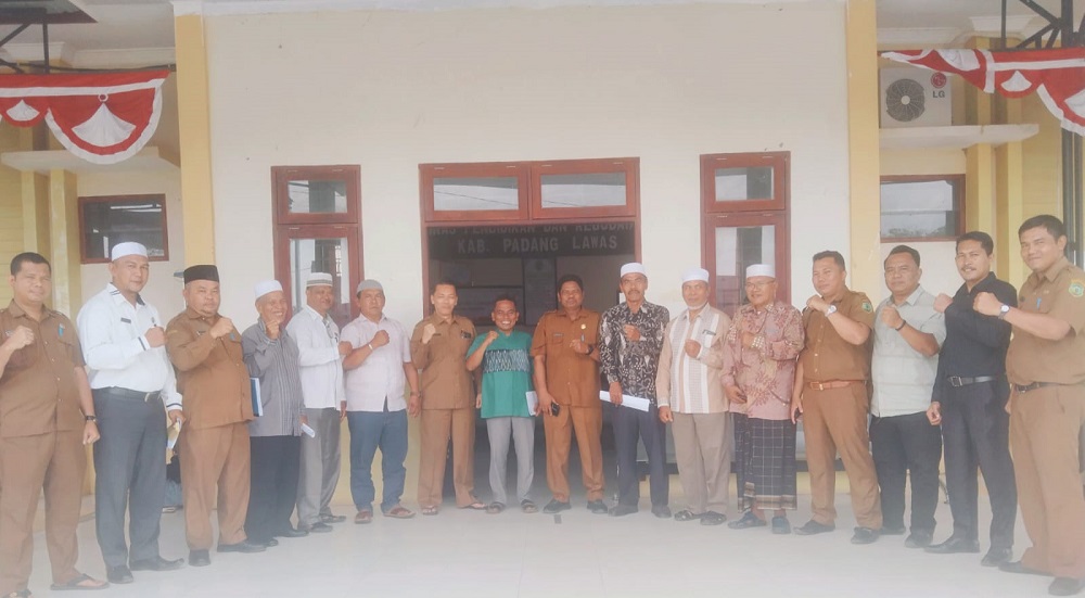 Foto bersama pengurus dewan pendidikan yang baru terbentuk dengan Plt. Kepala Dinas pendidikan kabupaten Padang Lawas, Syahdin Daulay, S.Pd. (Waspada/Idaham Butar Butar)