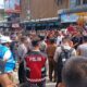 Ratusan massa melakukan aksi unjukrasa menuntut PT PLN membatalkan rencana relokasi mesin PLTG 25 MW di Gunungsitoli, Selasa (6/8). Waspada/Bothaniman Jaya Telaumbanua