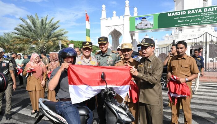 Ketua DPRK Bersama Forkopimda Bagikan Bendera Merah Putih