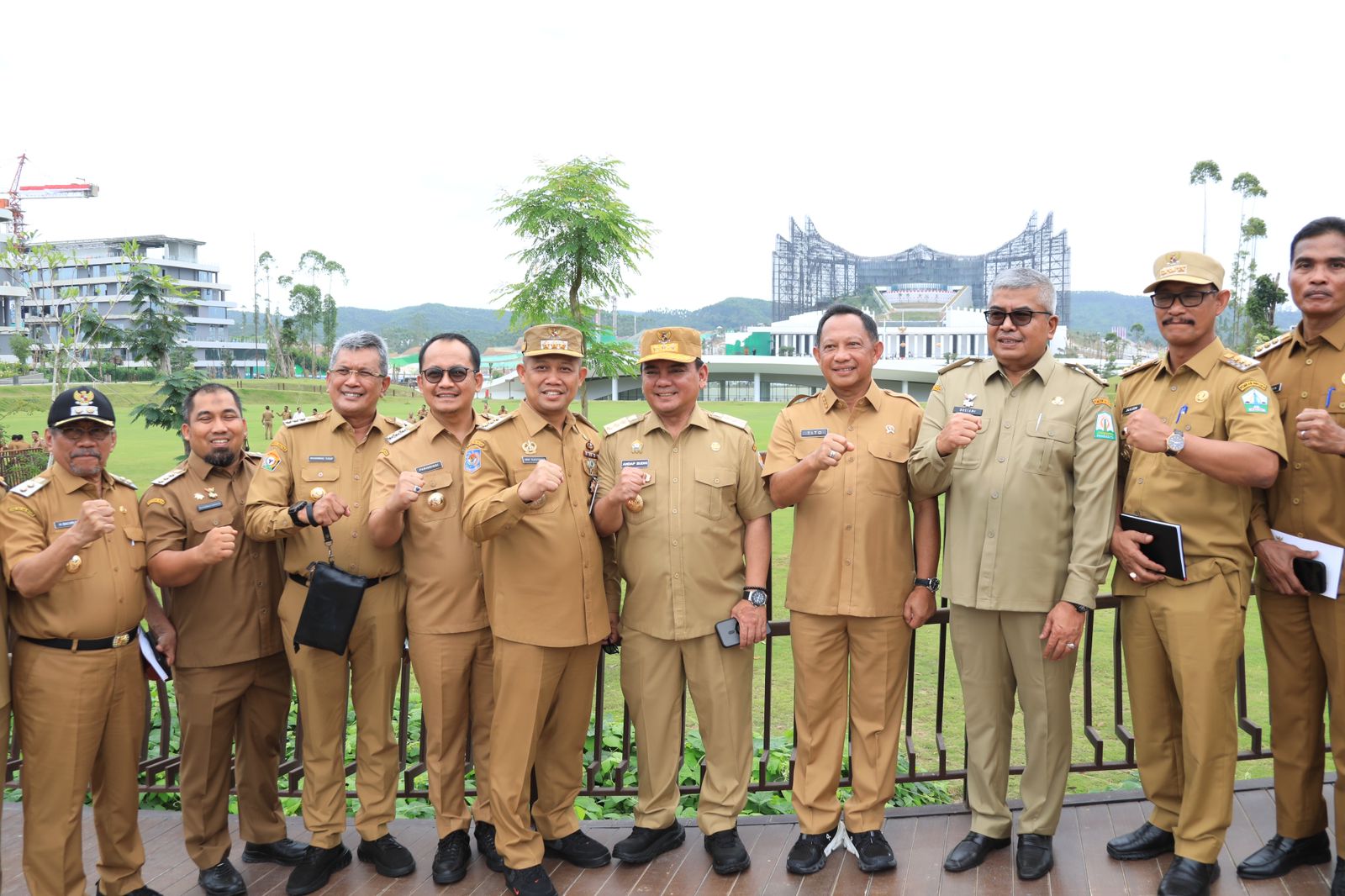 Pj Bupati Aceh Besar Muhammad Iswanto, foto bersama Mendagri serta Pj Gubernur Aceh Bustami dan Pj Bupati/Wali Kota Se-Aceh didepan Istana Garuda di Ibu Kota Nusantara, Kabupaten Penajam Paser Utara, Provinsi Kalimantan Timur, Selasa (13/8). (Waspada/Ist)