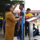 GURU SMPN 3 Doloksanggul mengukur tinggi badan siswa dalam giat GABS di SMPN3 Doloksanggul. Waspada/Ist