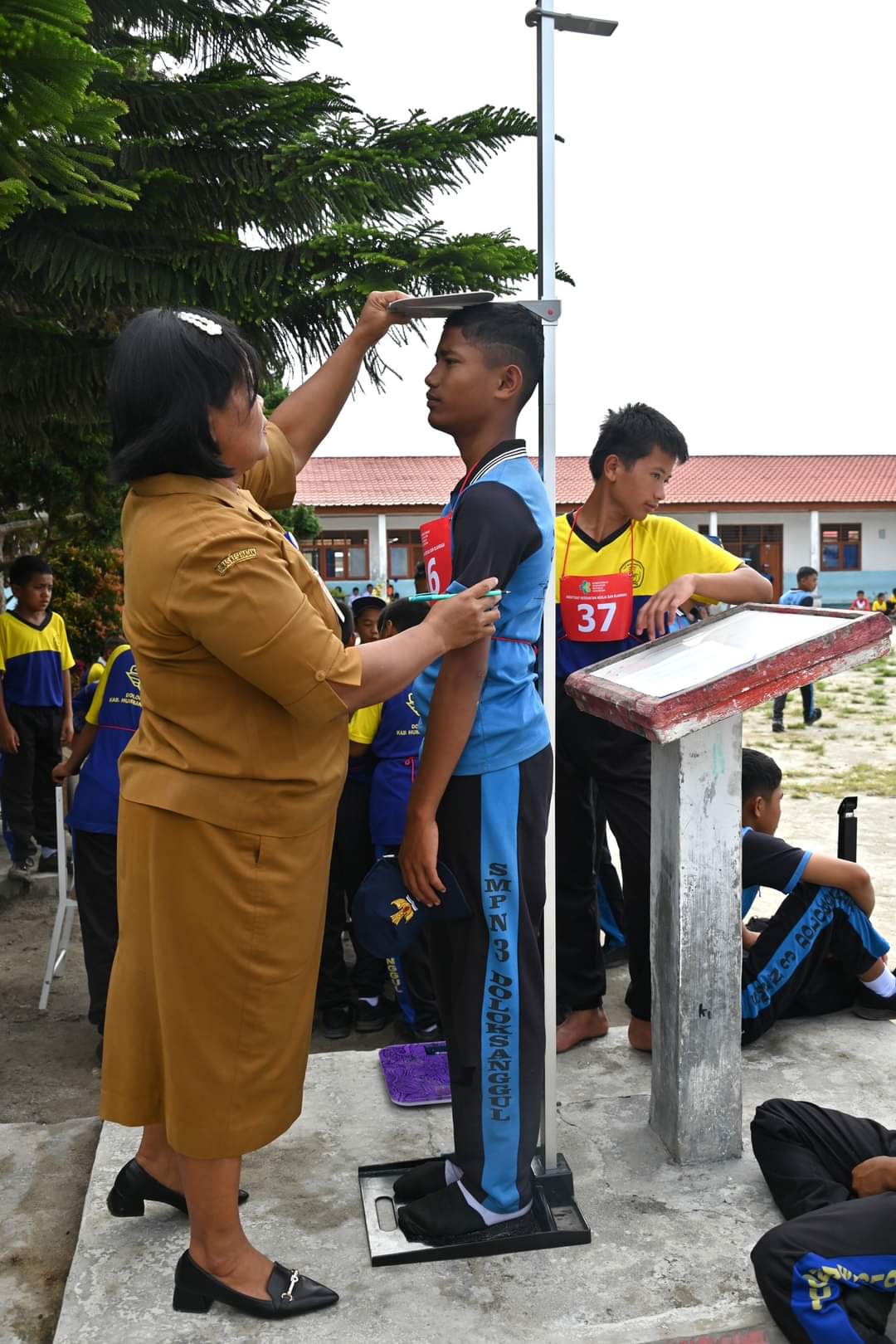 GURU SMPN 3 Doloksanggul mengukur tinggi badan siswa dalam giat GABS di SMPN3 Doloksanggul. Waspada/Ist