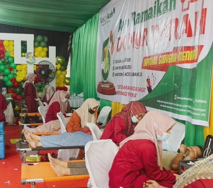 Nasabah mendonorkan darahnya dalam aksi baksos Donor Darah di halaman Kantor Bank Aceh di Idi, Selasa (6/8). Waspada/H. Muhammad Ishak