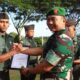 Dandim 0110/Abdya Letkol Inf Beni Maradona, memberikan reward kepada 5 personel, yang dinobatkan sebagai prajurit terbaik. Selasa (6/8).Waspada/Syafrizal
