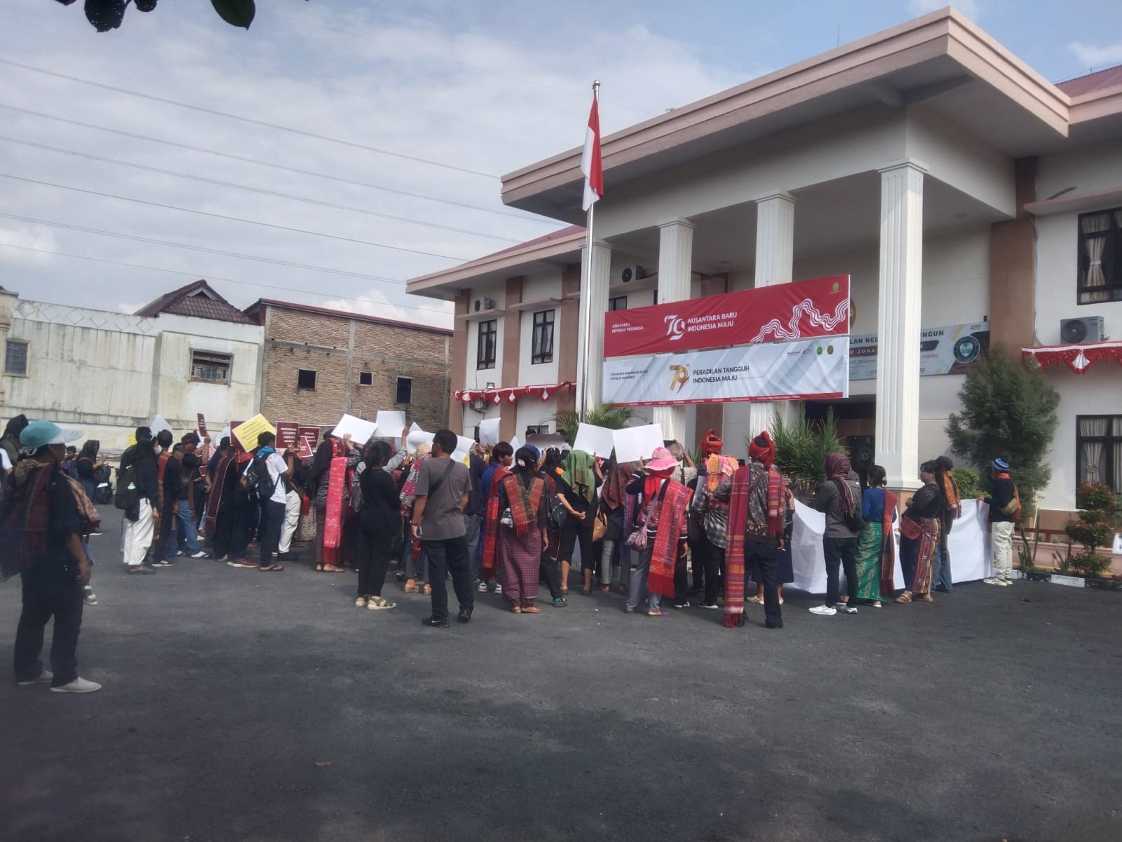 Seratusan massa tergabung dalam Aliansi Gerakan Masyarakat Tutup TPL menggelar aksi unjuk rasa di depan kantor PN Simalungun, Rabu (14/8).(Waspada/ist).