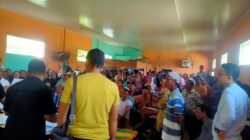 RATUSAN nelayan bertemu langsung dengan penyidik Tipikor di Kantor Desa Perlis, Kec. Brandan Barat. Waspada/Ist