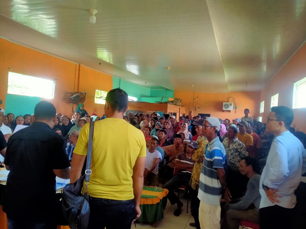 RATUSAN nelayan bertemu langsung dengan penyidik Tipikor di Kantor Desa Perlis, Kec. Brandan Barat. Waspada/Ist