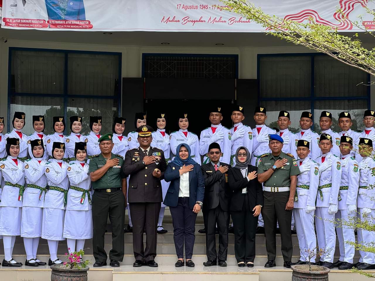 Forkopimda foto bersama 34 anggota Paskibraka Madina. (Waspada/ist).