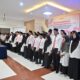 Ketua Panwaslih Aceh Besar Jufriadi, S.Pi melakukan pengambilan sumpah dan pelantikan Anggota Panitia Pengawas Pemilihan Kecamatan (Panwaslihcam) Pemilu tahun 2024, yang berlangsung di aula Hotel Permata Hati, Kecamatan Ingin Jaya, Rabu (14/8). (Waspada/Ist)
