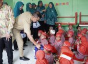 Pj Wali Kota Bersama Sekretaris TP PKK Sumut Bagikan Bingkisan Ke PAUD