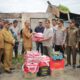 Pj Wali Kota Banda Aceh, Ade Surya didampingi Kapolrsta, Dandim 0101/KBA dan Pj Kerua TP-PKK menyerahkan bantuan masa panik kepada korban kebakaran Aspol Lamteumen II Banda Aceh. (Waspada/Zafrullah)