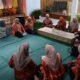 Pj Ketua Dekranasda Aceh Besar, Cut Rezky Handayani ramah tamah dengan DW DPMPTSP Aceh. (Waspada/Ist)