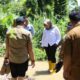 Wakil Bupati Madina, Atika Nasution bersama rombongan saat meninjau banjir di Kecamatan Panyabungan Utara. (Waspada/ist)