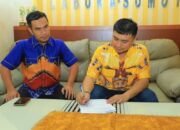 Pasangan Labura HEBAT, Hendriyanto Sitorus bersama Samsul Tanjung saat menyerahkan formulir pendaftaran calon kepala daerah di kantor DPD Golkar Labura. Waspada/ist