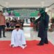 Algojo saat melakukan eksekusi cambuk 15 kali terhadap tersangka Jurtul togel yang melanggar qanun jinayat, di Tribun Lapangan Merdeka Langsa, Jumat (2/8). Waspada/Rapian
