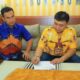 Pasangan Labura HEBAT, Hendriyanto Sitorus bersama Samsul Tanjung saat menyerahkan formulir pendaftaran calon kepala daerah di kantor DPD Golkar Labura. Waspada/ist