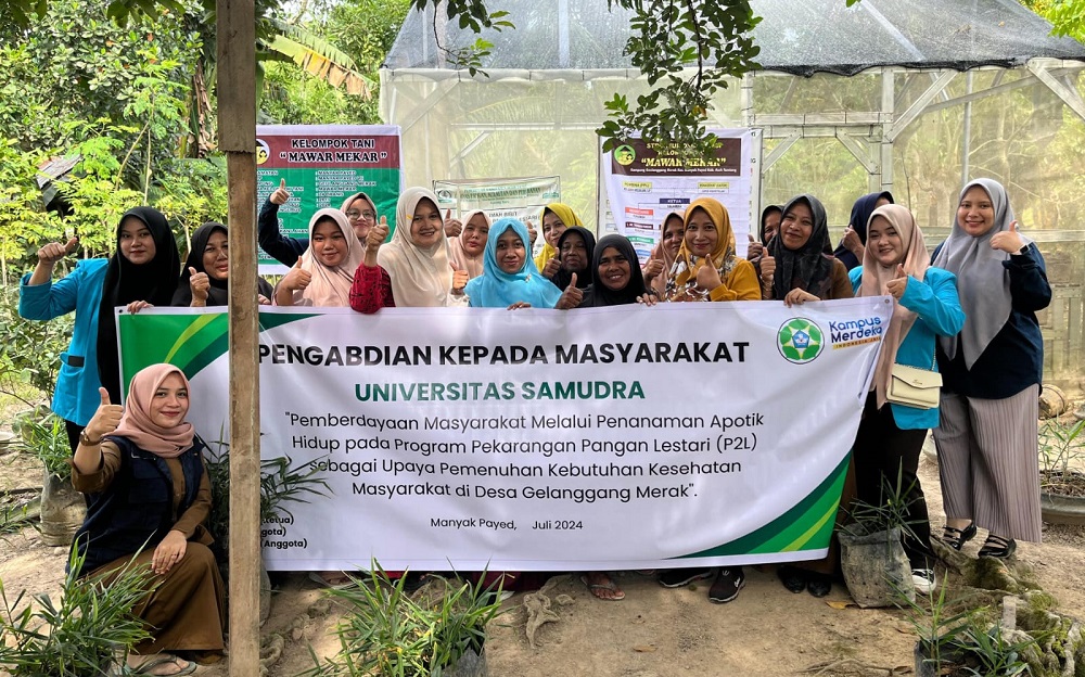 Tim Dosen Universitas Samudra (Unsam ) saat melakukan pemberdayaan kepada masyarakat (PKM) melalui penanaman apotek hidup pada Program Pekarangan Pangan Lestari (P2L) pada Kelompok Tani Mawar Mekar di Desa Gelanggang Merak, Kecamatan Manyak Payed, Kabupaten Aceh Tamiang. Waspada/ist