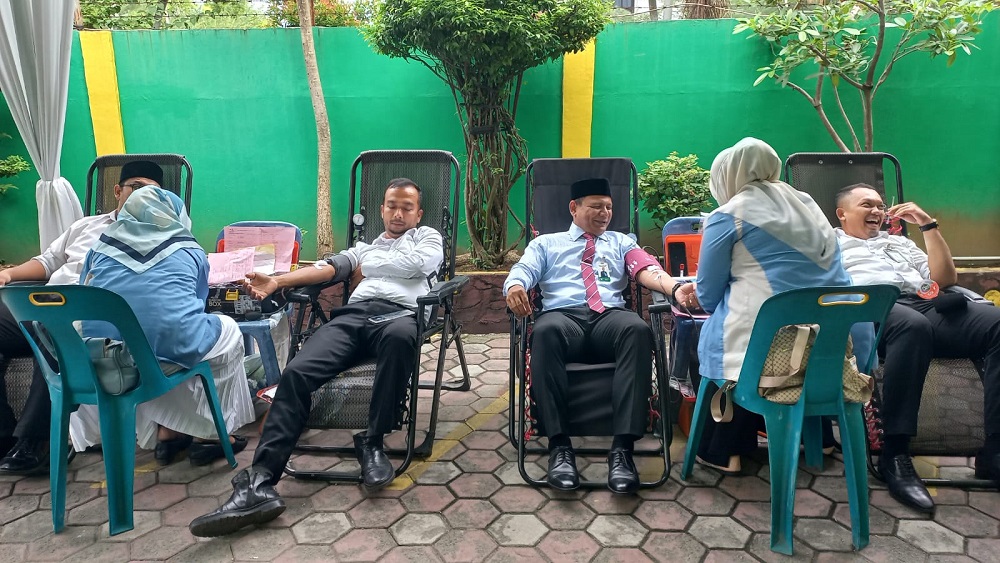 Kepala BAS Cabang Langsa, T. M. Andika Putra, saat mendonorkan darahnya dalam peringatan HUT ke-51 PT BAS, Selasa (6/8). Waspada/Rapian.