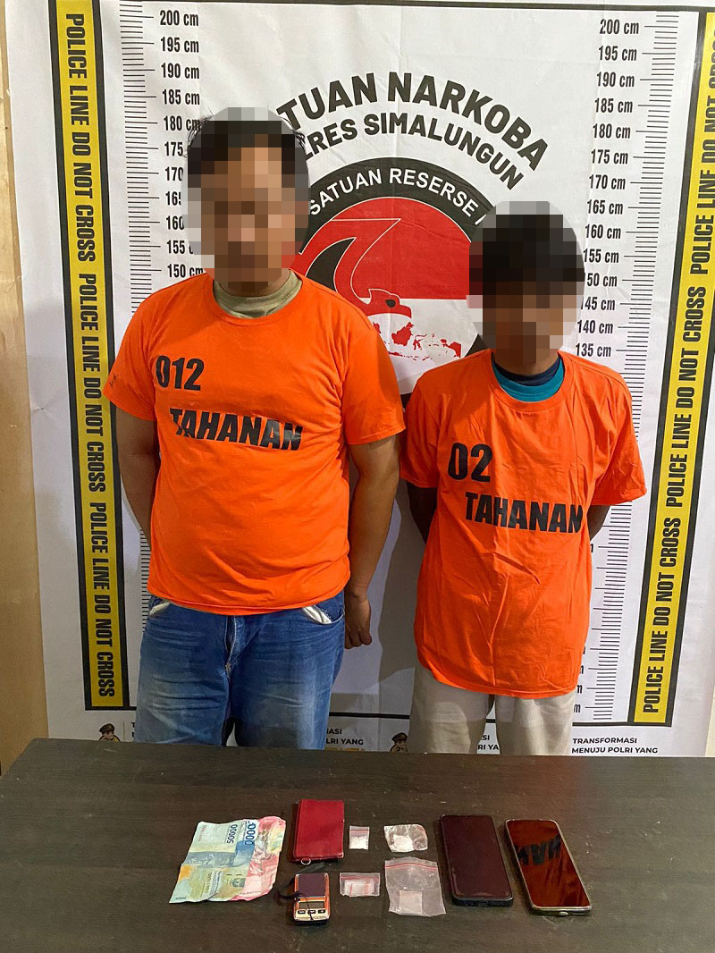 Dua pria diduga pelaku pengedar narkotika jenis sabu saat diamankan di Polres Simalungun.(Waspada/ist).