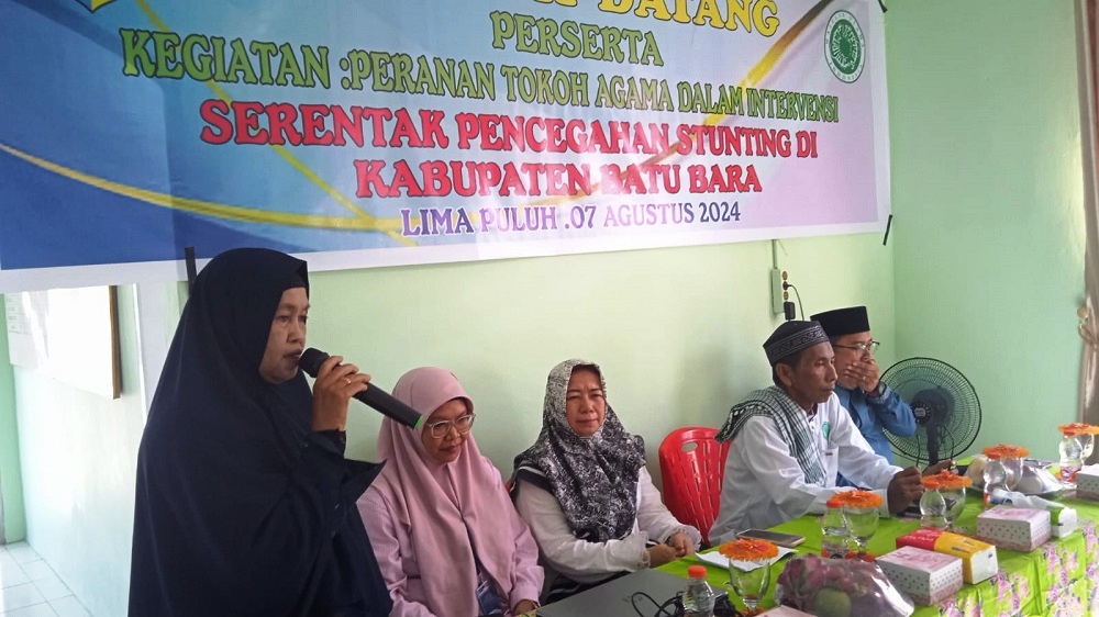Ketua KPRK H Ratni, Ketua DP MUI Batubara Muhammad Hidayat Lc, memimpin mudzakarah tentang stunting di Kantor MUI Batubara.(Waspada/ist)