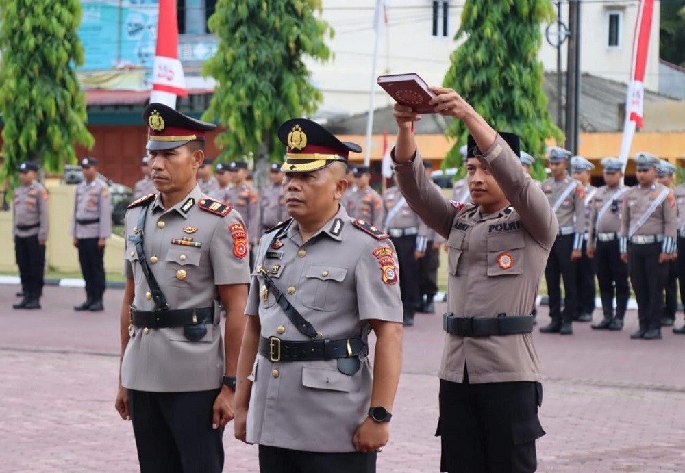 Kabag Ops Polres Aceh Timur Kompol Surya Purba, disumpah dengan Al-Qur'an dalam Sertijab di Polres Aceh Timur di Peudawa, Rabu (7/8). Waspada/H. Muhammad Ishak