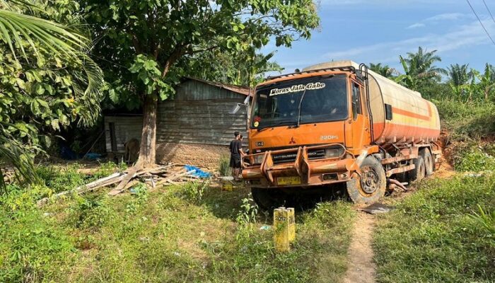 Truk Tangki CPO Tabrak Rumah Di Kotapinang, Tidak Ada Korban Jiwa
