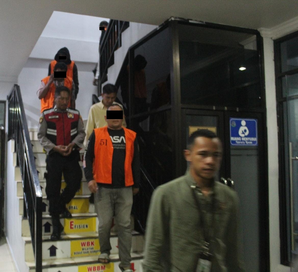 Empat Tersangaka saat berada di Kejari Karo dan akan segera dikirim ke Rutan Tanjung Gusta Medan. Waspada/Micky Maliki.