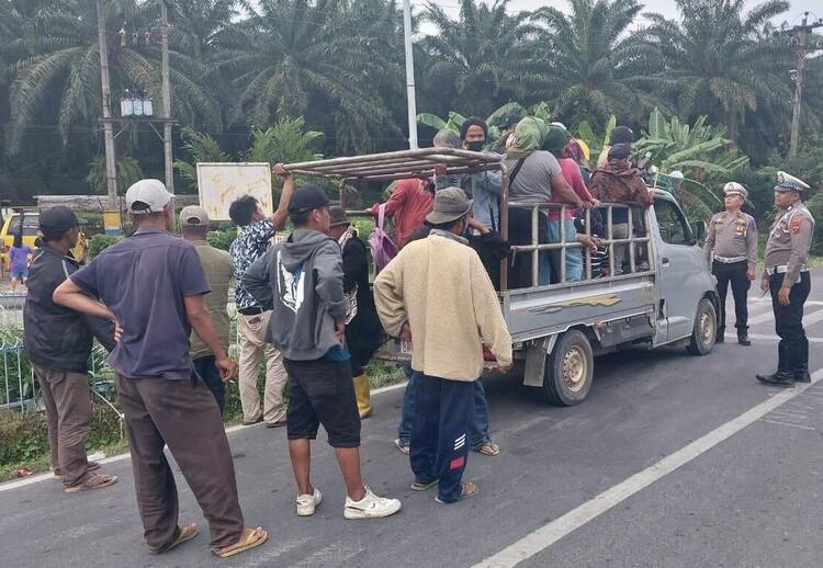 Petugas Sat Lantas Polres Simalungun saat menindak satu unit mobil pick up bermuatan penumpang saat melaksanakan Ops Patuh Toba 2024.(Waspada/ist).