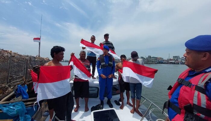 Sat Polairud Polres Langkat Bagikan Bendera Ke Nelayan 