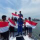 Kasat Polairud Polres Langkat AKP Heru Ediyanto SH membagikan Bendera Merah Putih kepada para nelayan di wilayah pesisir Alur Sei Babalan, Kecamatan Babalan, Kamis (8/8/24). Waspada/ist