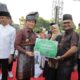 Pj Gubsu, Dr Drs Agus Fatoni, M.Si didampingi Pj Wali Kota Tebingtinggi, Dr Moettaqien Hasrimi, S.STP, M.Si saat menyerahkan bantuan untuk Masjid Jami Kebun Kelapa Kota Tebingtinggi yang diterima oleh Dt Rizki Maulana Djamil, SH, MH. Waspada/Kristian Brahmana