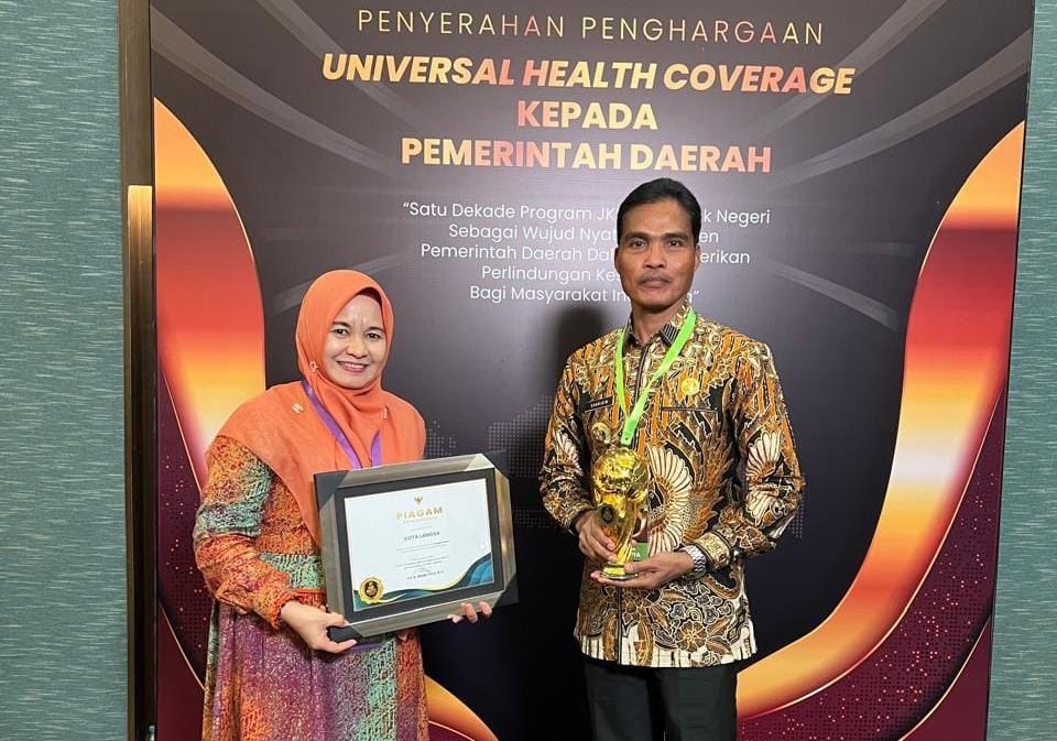 Pj. Wali Kota Langsa, Dr (Cand) Syaridin SPd, MPd, menerima penghargaan UHC dari Kemenko PMK di Krakatau Ballroom TMII, Jakarta Timur, Kamis (8/8) malam. Waspada/Ist