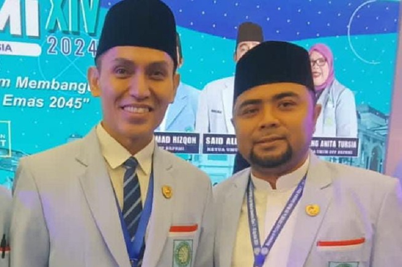 Ketua Umum DPP BKPRMI Periode 2024-2029, H Nanang Mubaroq, bersama Ketua Umum DPW BKPRMI Aceh, Dr Mulia Rahman, S.Pd.I, MA, berfoto di arena Munas XIV BKPRMI di Kota Medan, Sumut, Jumat (9/8). Waspada/H. Muhammad Ishak