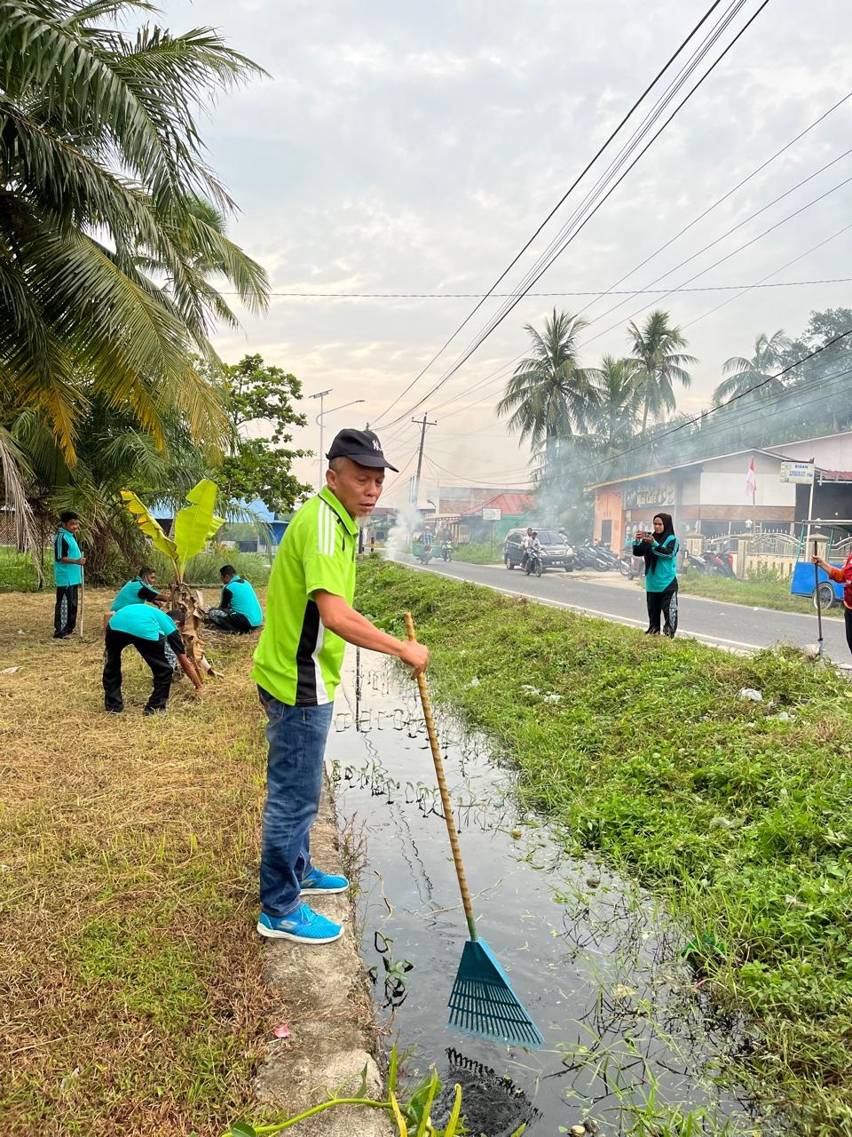 GOTROY massal Kelurahan Labuhan Ruku dipimpin Lurah Zainal, SPd beserta perangkat dan desa se-Kecamatan Talawi yang dimonitor langsung Camat H. Ilyas, SPd. Waspada/Iwan Has