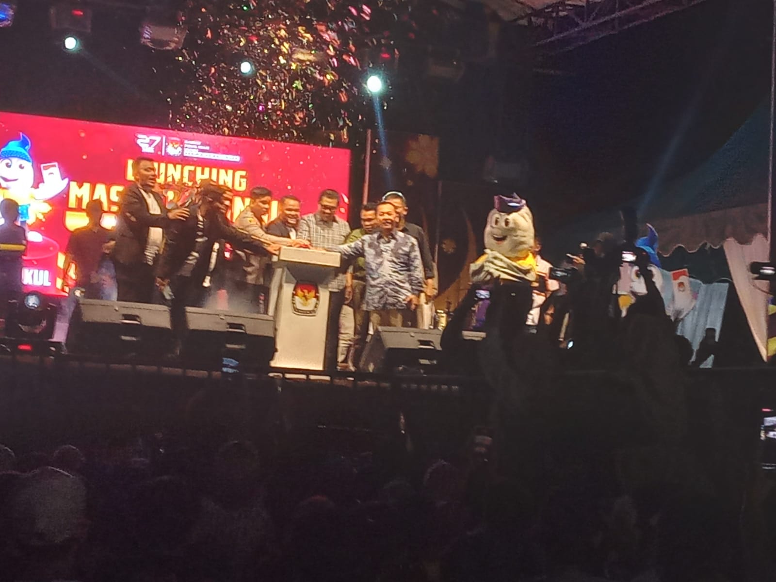 MALAM peluncuran Maskot dan Jingle Pilkada Bupati/Wakil Bupati Batubara tahun 2024, di lapangan Labuhanruku, Kecamatan Talawi. Waspada/Iwan Has