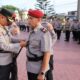 Kapolres Langsa, AKBP Andy Rahmansyah, SIK. SH. MH saat pimpin upacara serah terima jabatan (sertijab) Kasat Reserse dan Kriminal (Reskrim) dari Iptu Rahmad, S.Sos., SH., M.Si kepada AKP Sumasdiono, SH di lapangan apel Mapolres setempat, Jumat (9/8). Waspada/dede