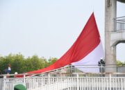 Bendera Merah Putih Raksasa Dikibarkan Di Tower Mangrove Langsa