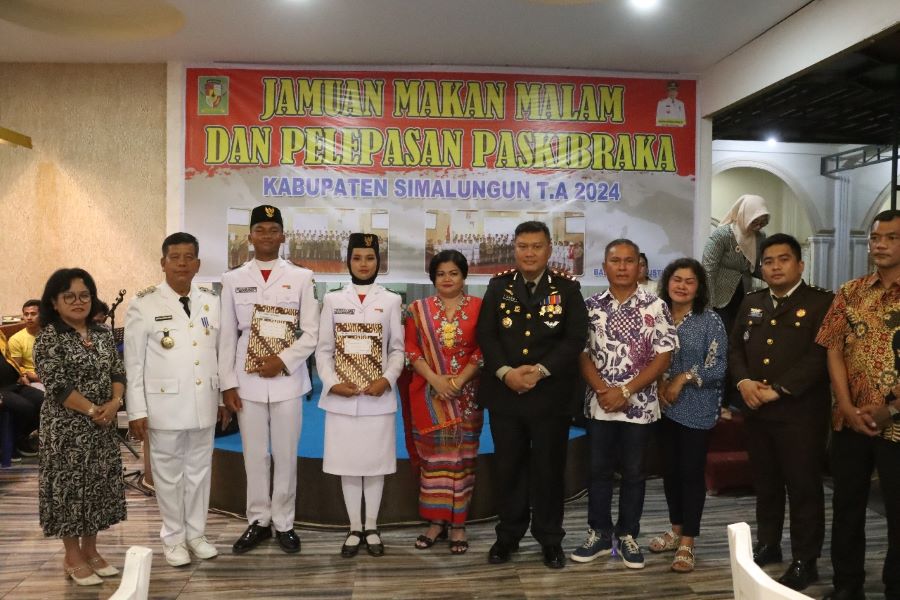 Kapolres Simalungun saat jamuan makan malam dan pelepasan Paskibraka digelar di Resort Green Star Park Hotel, Perdagangan I, Kec. Bandar, Kab. Simalungun, Jumat (17/8) malam.(Waspada/ist).